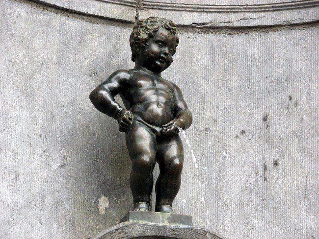 Baby peeing statue in belgium