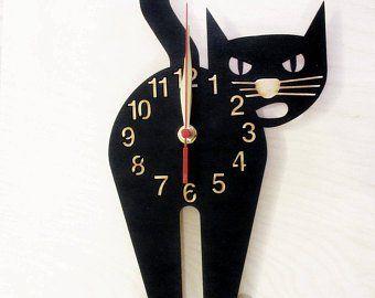 Cat clock round with swinging body